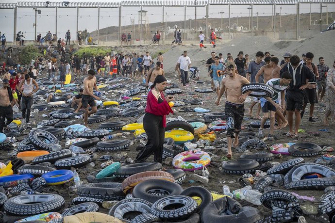 Flotadors i migrants després de traspassar la frontera entre Ceuta i el Marroc, a 31 de juliol del 2026, a Madrid (Espanya). 