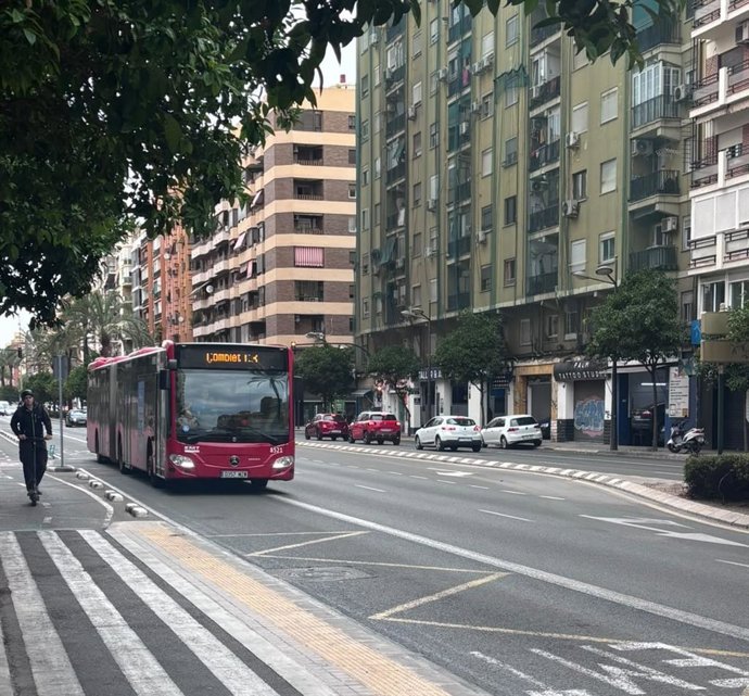 Imatge d'un autobús de l'Empresa Municipal de Transports (EMT) de València.