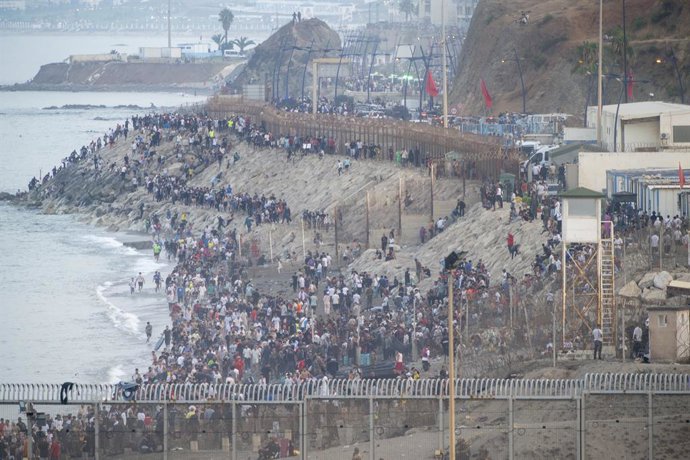Desenes de migrants traspassant la frontera 