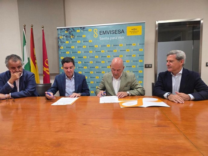 Firma de la prórroga del convenio de colaboración entre Ayuntamiento de Sevilla y Patronato de la Vivienda