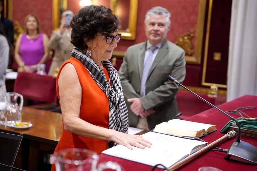 María Arnedo toma posesión en pleno de su acta como concejal del PSOE en el Ayuntamiento de Granada.