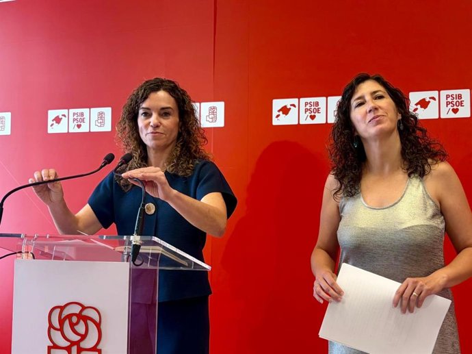 La candidata del PSIB a la presidencia del Govern, Rosario Sánchez, y la candidata del PSIB al Consell de Mallorca, Amanda Fernández.