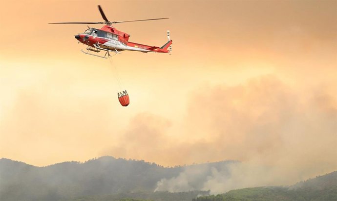 Una aeronave de Avincis actuando en un incendio.