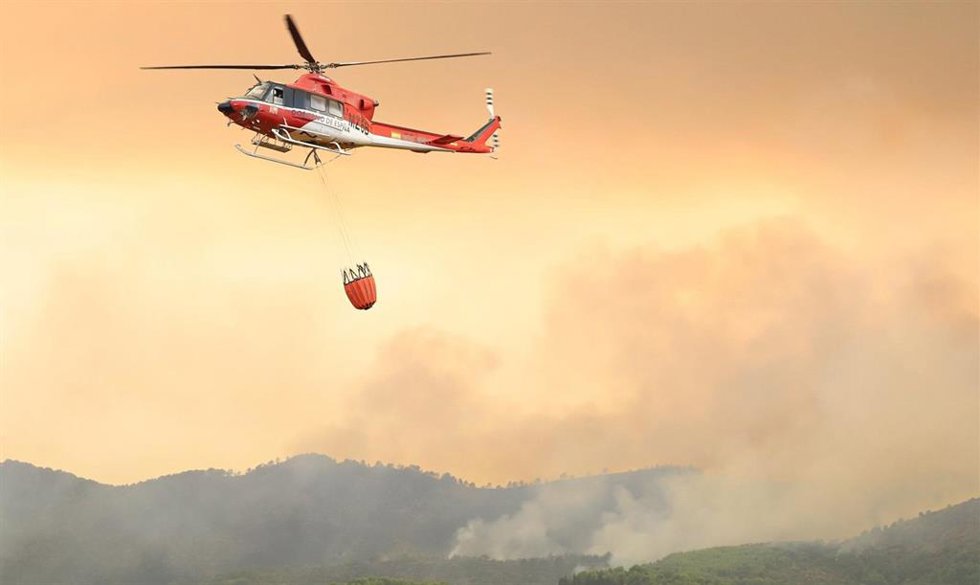 Una aeronave de Avincis actuando en un incendio.
