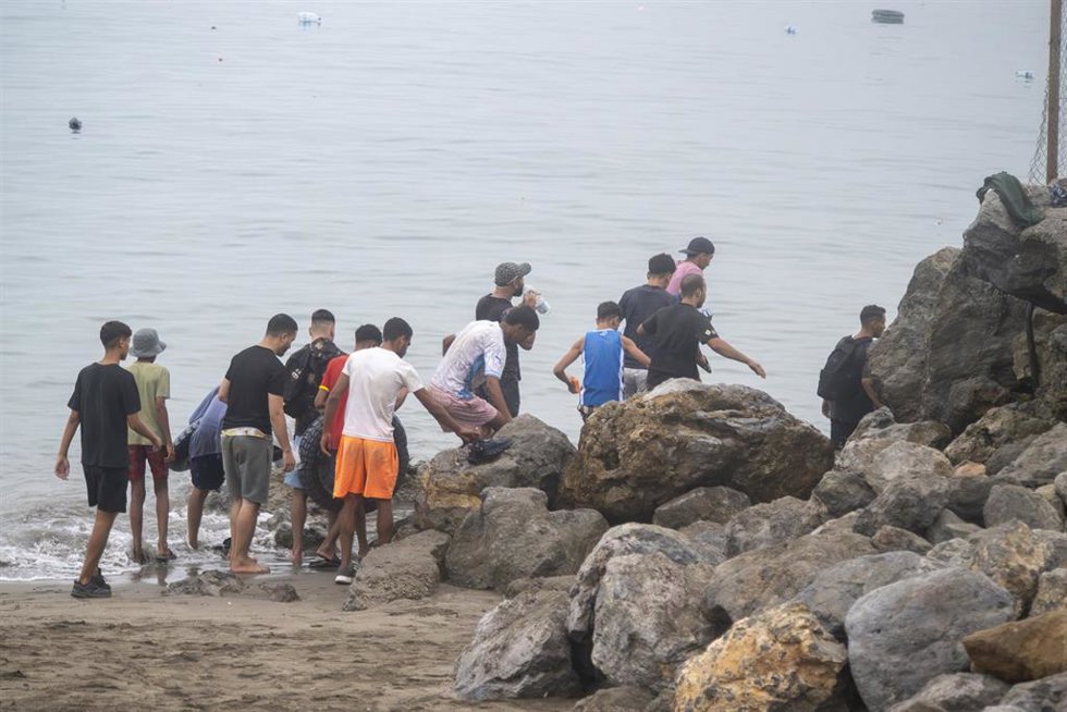Decenas de personas procedentes de Marruecos intentan cruzar la frontera de Ceuta (España).  