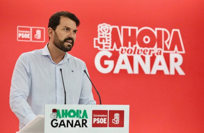 El secretario general del PSOE de Extremadura, Álvaro Sánchez Cotrina, en rueda de prensa en Mérida