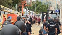 Sánchez arriba a l'heliport de Ceuta entre insults i enfrontaments de manifestants amb la policia