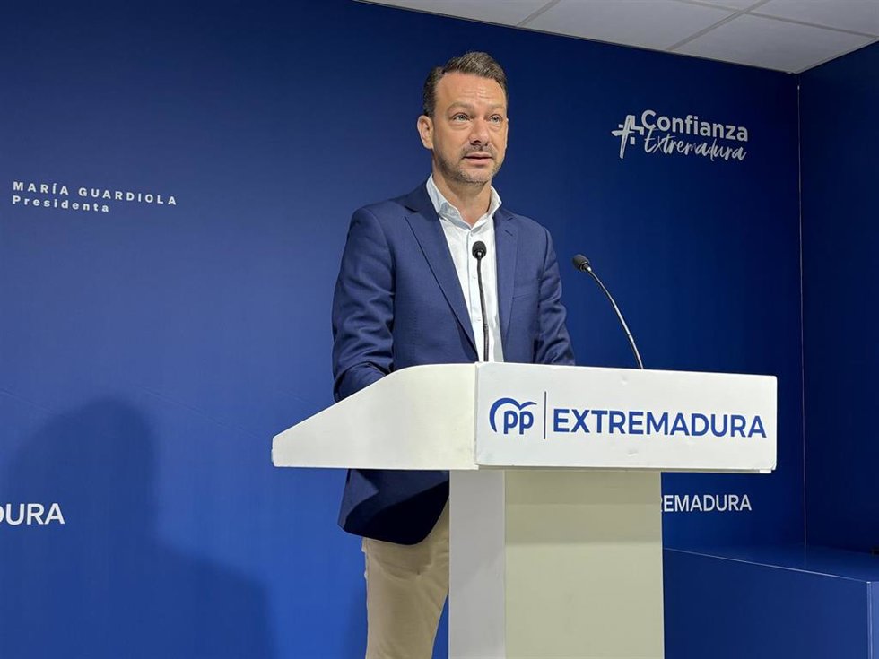 El portavoz del PP de Extremadura, Luis Miguel Núñez, en rueda de prensa