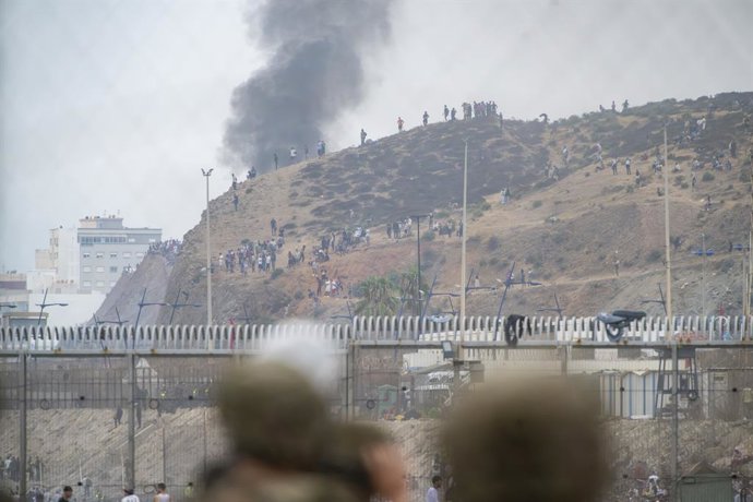 Imagem da fumaça causada pelos distúrbios no Marrocos, que tiveram como objetivo impedir que mais pessoas cruzassem a fronteira, em 31 de julho de 2026, em Ceuta (Espanha).  A cidade autônoma de Ceuta acordou com um grande número de pessoas que continuava