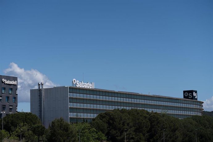 Archivo - Exterior de la sede de Banco Sabadell