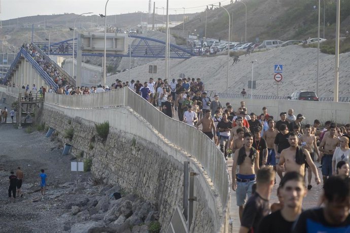 Decenas de migrantes celebran haber traspasado la frontera entre Ceuta y Marruecos, a 31 de julio de 2026, en Madrid (España).