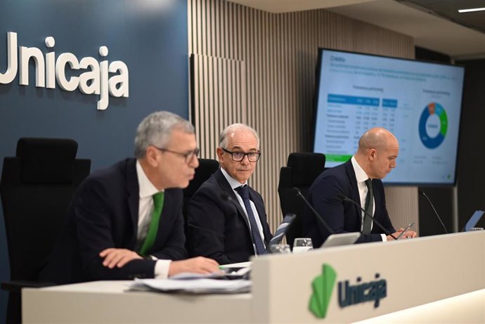 (i-d) El director general de finanzas, Pablo González, y el CEO de Unicaja, Isidro Rubiales, presentan los resultados del primer semestre de 2026 de la entidad, en la sede de Unicaja, a 31 de julio de 2026, en Madrid (España). 