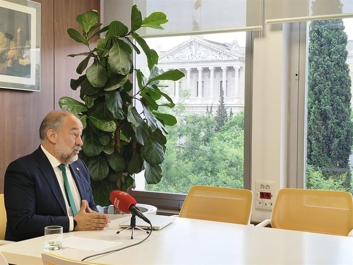 Archivo - El presidente de CRUE, Julían Garde, en una entrevista a Europa Press