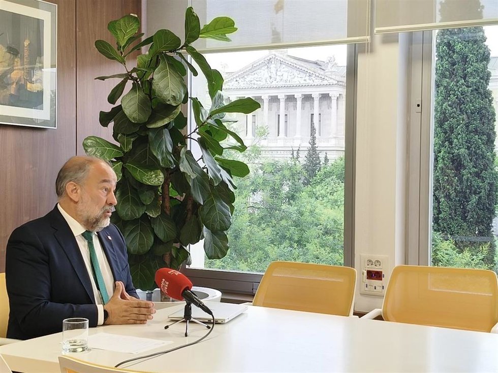 Archivo - El presidente de CRUE, Julían Garde, en una entrevista a Europa Press