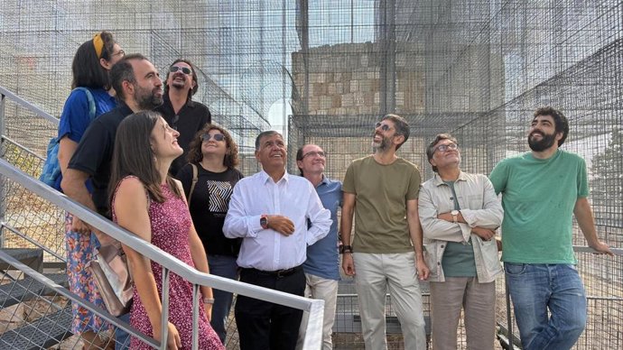 El equipo que ha diseñado y actuado en la fortaleza con el alcalde en funciones, Juan Manuel Manso, en la estructura que recrea el palacio de Alfonso X