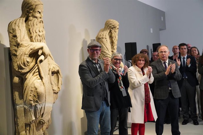 Archivo - Varias personas durante el acto de recepción de las estatuas de Mestre Mateo en el Museo do Pobo Galego, a 11 de diciembre de 2025, en Santiago 