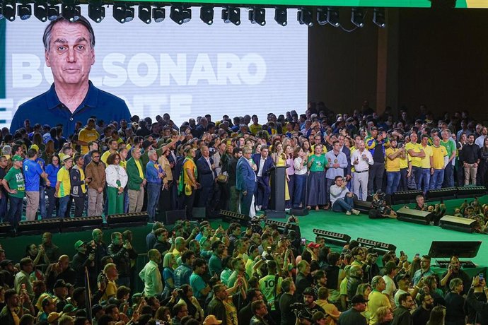 Acto de campaña del candidato Flávio Bolsonaro en el que se emitió un vídeo realizado con IA de su padre, el expresidente Jair Bolsonaro.
