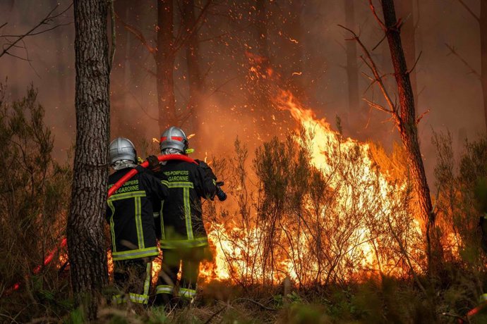 Muro de llamas sigue arrasando la región de Gironda, donde los bomberos luchan contrarreloj.