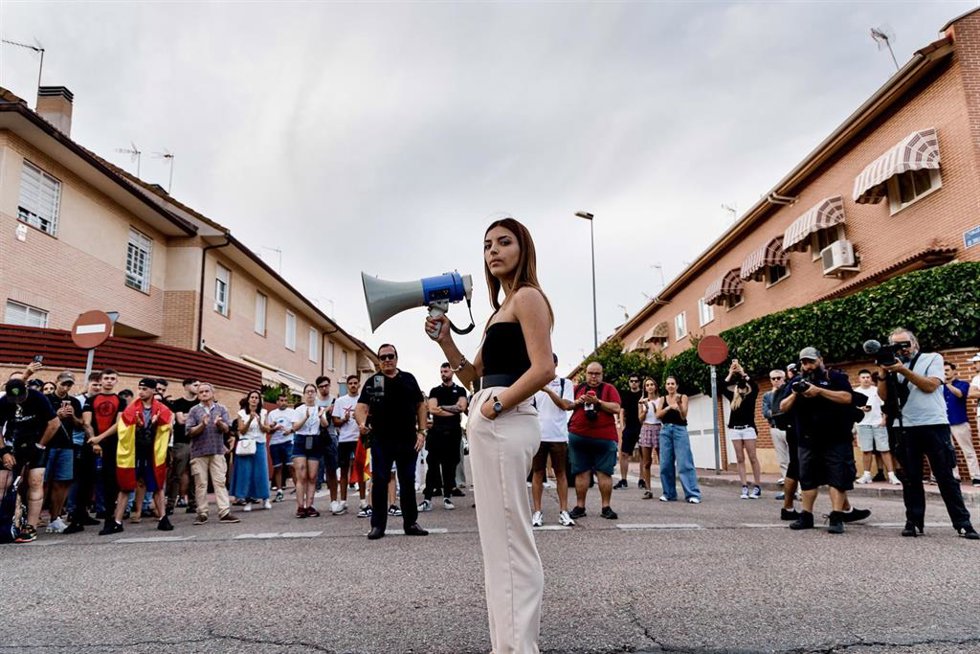 Archivo - La activista nacional-socialista y falangista española Isabel Peralta durante una concentración frente al Centro de Acogida de Emergencia y Derivación de Inmigrantes (CAED), a 19 de julio de 2025, en Alcalá de Henares, Madrid (España). 