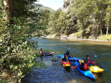Piragüistas en un río