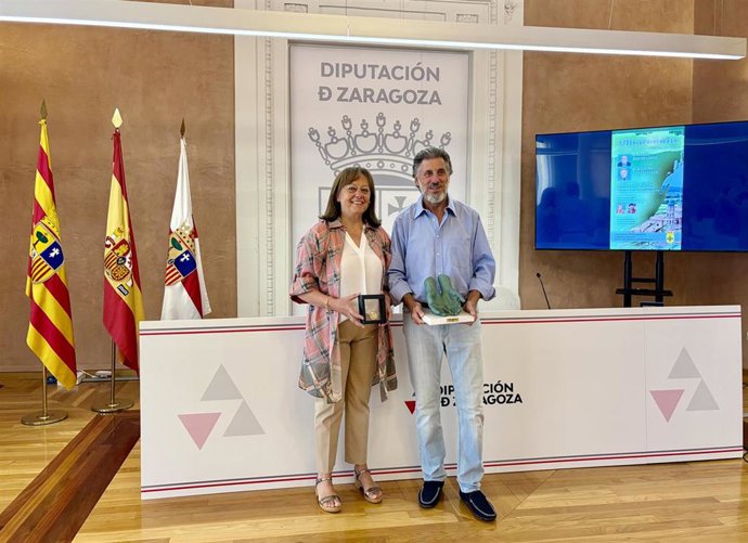 La diputada delegada de Cultura de la DPZ, Charo Lázaro, y el alcalde de Villafeliche, Agustín Caro, posan junto a los reconocimeintos que se entregarán el próximo 7 de agosto.