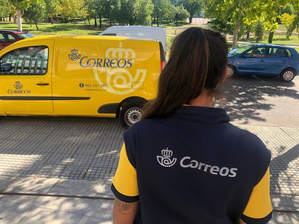 Archivo - Trabajadora de Correos. Archivo.