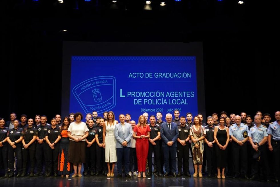 La consejera de Economía, Hacienda, Portavocía, Fondos Europeos y Transformación Digital, Marisa López Aragón, y el acalde de Torre Pacheco, Pedro Ángel Roca y los nuevos agentes de Policía Local