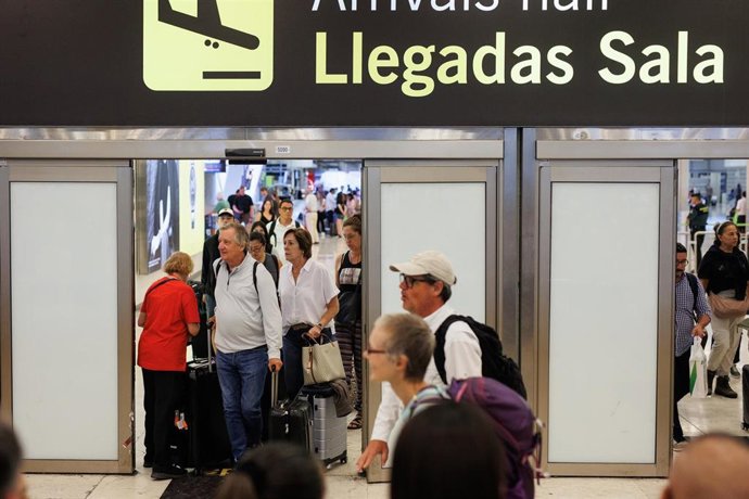 Archivo - Pasajeros de avión tras aterrizar en el aeropuerto Adolfo Suárez- Madrid Barajas en una imagen de archivo