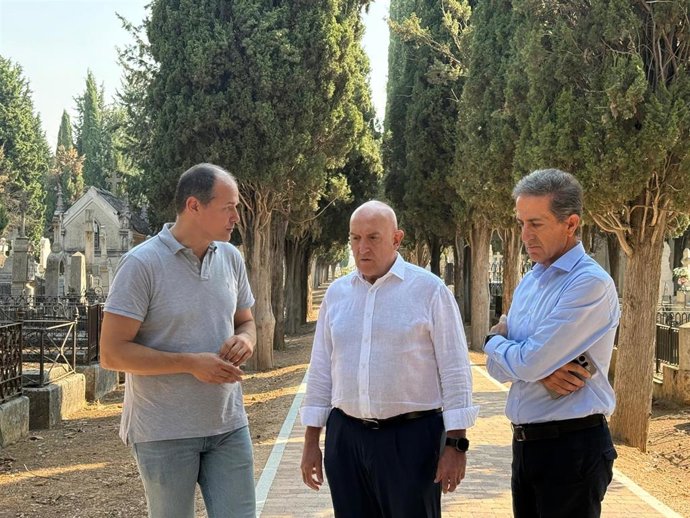 El alcalde de Valladolid, Jesús Julio Carnero, visita las obras del cementerio El Carmen.