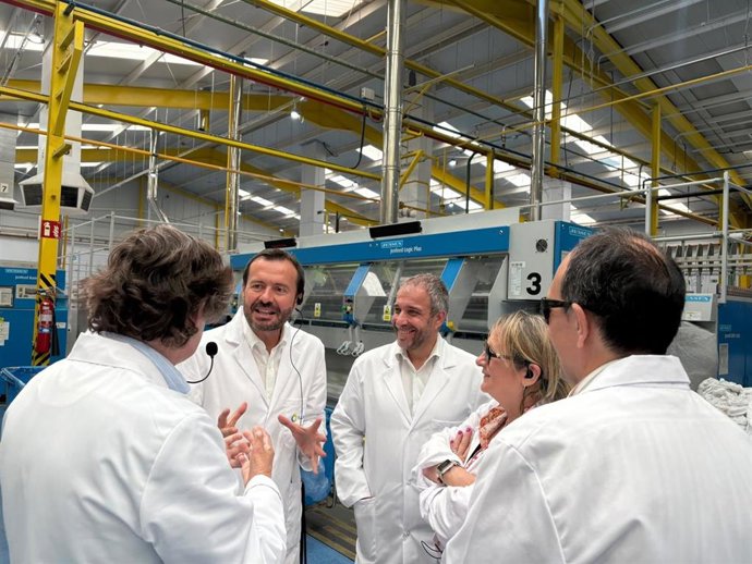 El comisionado para la Accesibilidad de C-LM, José Luis Escudero, durante su visita a la planta industrial de Ilunion TextilCare.