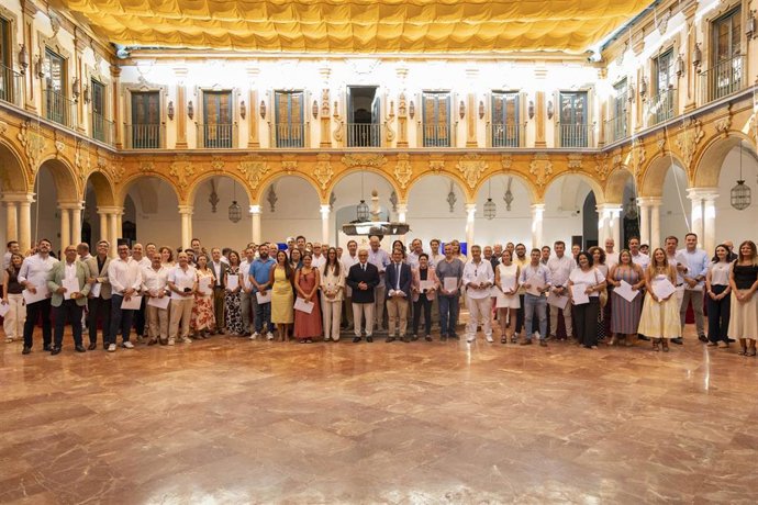 El presidente de la Diputación, Salvador Fuentes (centro), tras la firma de los convenios del 'Diputación Invierte' con los alcaldes de la provincia.