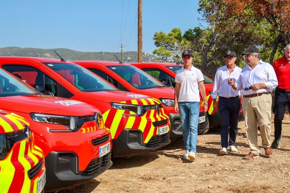 El presidente del Consell de Mallorca, Llorenç Galmés, caminando junto a los nuevos vehículos incorporados a Bomberos de Mallorca.