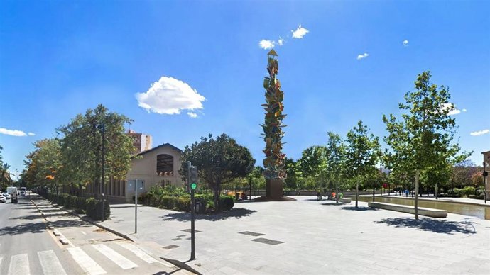 El Ayuntamiento de València ha aceptado la cesión gratuita y temporal de 'El Monolito', la gran obra escultórica monumental de Manolo Valdés, para su instalación en la explanada del Parc Central, situada junto al acceso por la calle Filipines.