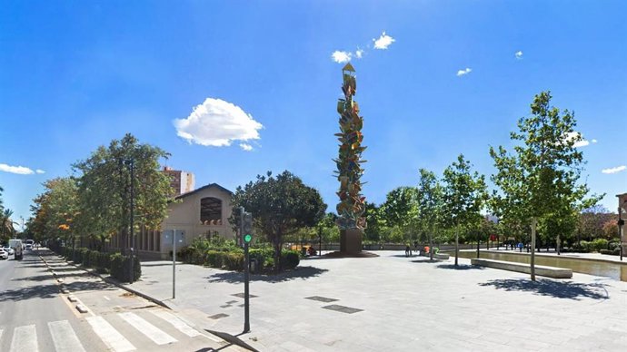 El Ayuntamiento de València ha aceptado la cesión gratuita y temporal de 'El Monolito', la gran obra escultórica monumental de Manolo Valdés, para su instalación en la explanada del Parc Central, situada junto al acceso por la calle Filipines.