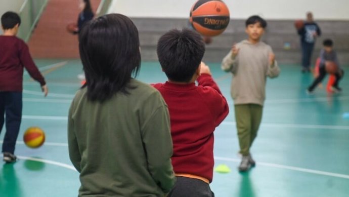Archivo - Imagen de recurso de niños realizando deporte