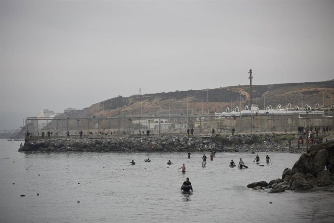 Varios migrantes intentan cruzar a nado la frontera, a 31 de julio de 2026, en Ceuta (España).  La ciudad autónoma de Ceuta ha amanecido con numerosas personas que seguían entrando desde Marruecos a primera hora de esta mañana después de una madrugada en 