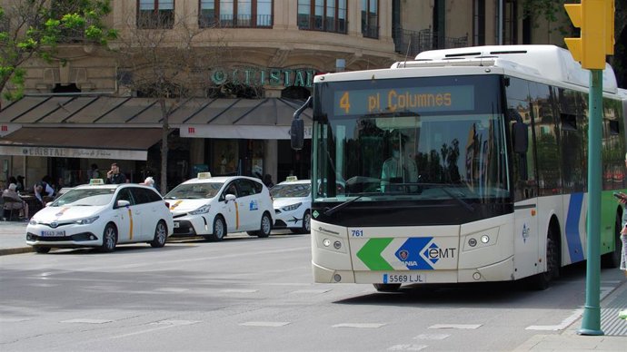 Archivo - Autobús de la EMT.