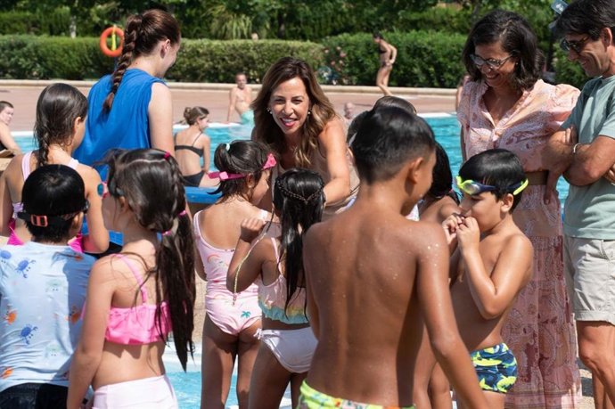 La alcaldesa de Zaragoza, Natalia Chueca, y la consejera municipal de Políticas Sociales, Marian Orós, este viernes en las colonias urbanas Zaragalla que se desarrollan  en el Centro Deportivo Municipal Actur de Zaragoza.