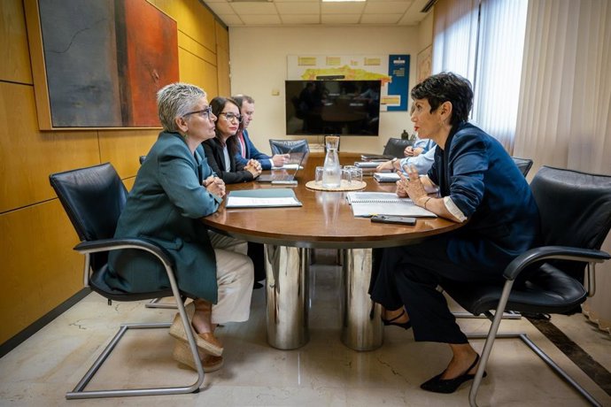 La ministra de Inclusión, Seguridad Social y Migraciones, Elma Saiz, en la reunión con la consejera de Salud, Concepción Saavedra.