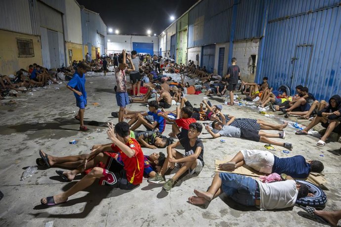 Decenas de migrantes que han pasado la frontera entre Ceuta y Marruecos pasan la noche en la calle, a 31 de julio de 2026, en Madrid (España). 