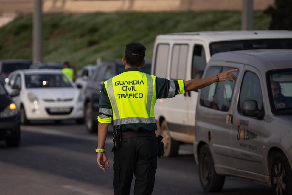 Archivo - Un guardia civil regulando el tráfico, a 5 de noviembre de 2024, en Valencia, Comunidad Valenciana (España). Hoy, se cumple una semana desde que la DANA arrasara la Comunitat Valenciana. Hasta el momento, hay 211 víctimas mortales y cuantiosos d