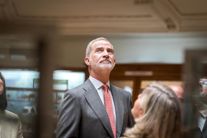 Archivo - El Rey Felipe VI (c), durante la visita institucional realizada con motivo de los cien años de historia del espacio expositivo, en la sede del Instituto Geológico y Minero de España, a 28 de mayo de 2026, en Madrid (España). 