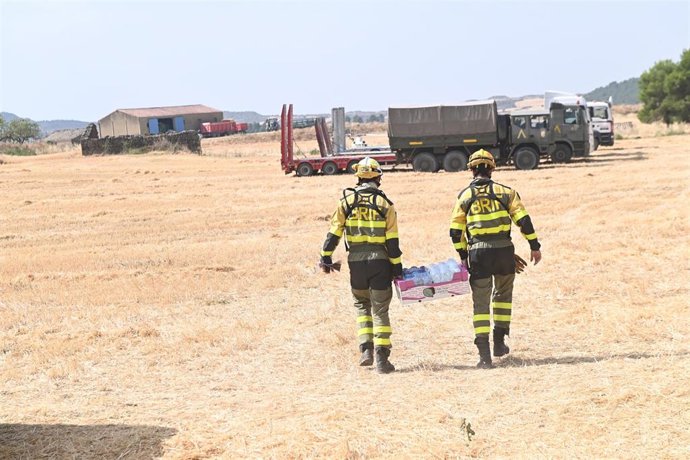 Bomberos trabajan en el incendio, a 16 de julio de 2026, en Cinco Villas, Zaragoza, Aragón (España). 