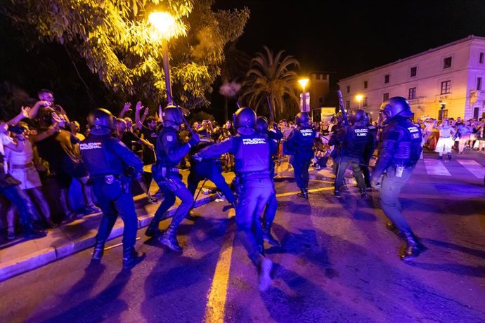 Cargas policiales durante una manifestación contra la saturación turística