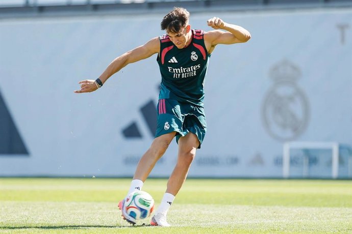 El nuevo fichaje del Real Madrid Carlos Espí completando su primer entrenamiento con su nuevo club.