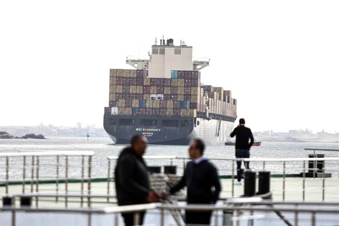 Archivo - CAIRO, Jan. 13, 2024  -- A cargo ship travels on the Suez Canal in Ismailia Province, Egypt, Jan. 13, 2024.   Chairman of Egypt's Suez Canal Authority (SCA) Osama Rabie said on Friday that navigation traffic in the canal is regular in both direc