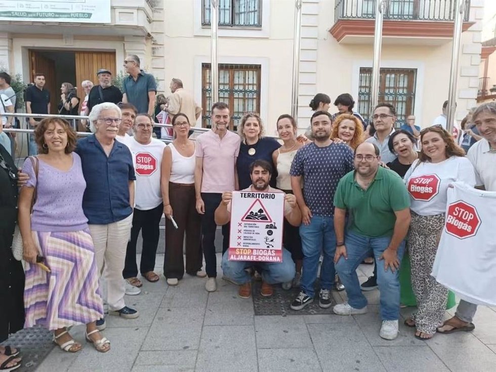 El coordinador de IU y portavoz de Por Andalucía, Antonio Maíllo, celebra el "éxito" de movilización contra la planta de biogás proyectada en Benacazón (Sevilla).