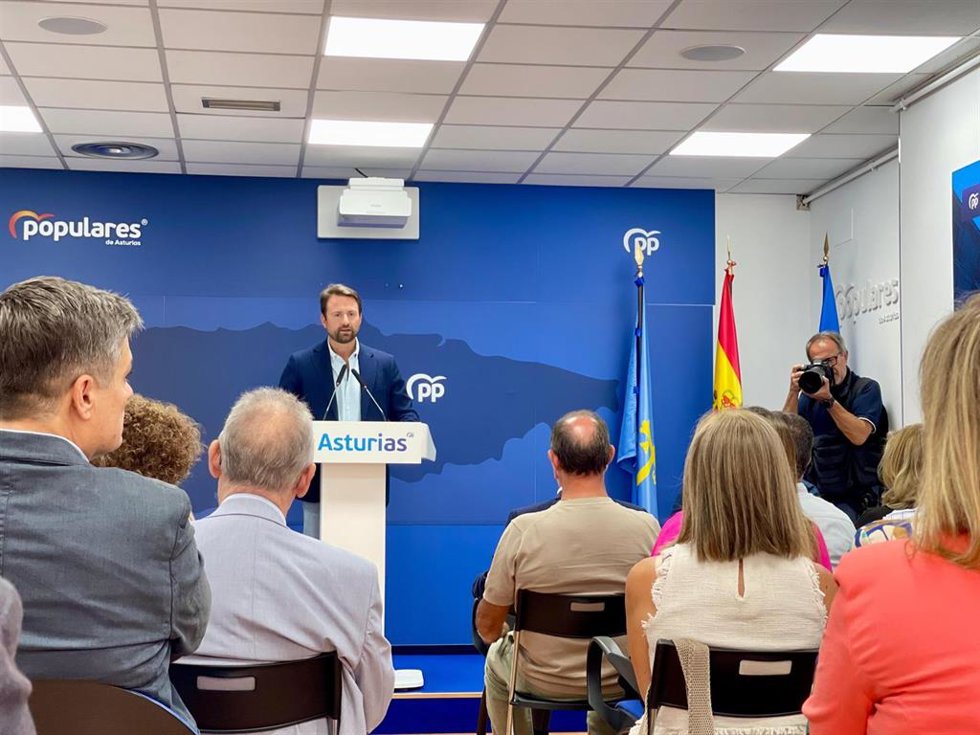 El presidente del PP de Asturias, Álvaro Queipo, interviene en un acto de partido en Oviedo.