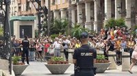 Sánchez, despedido de Ceuta con pitidos e insultos y con diputados de Vox jaleando a los manifestantes