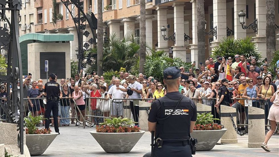 Manifestantes esperan la salida del presidente del Gobierno, Pedro Sanchez, tras visitar la Asamblea de Ceuta.